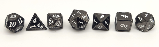 Ręcznie rzeźbione czarne metalowe kości RPG Solidne do Dungeon And Dragon