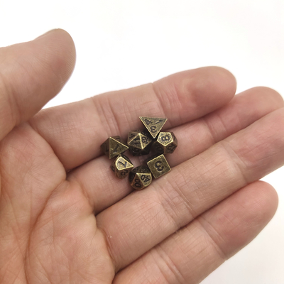 Gra planszowa lub karciana Mini Wielowymiarowa Gra kostki Dungeons And Dragons Ręcznie rzeźbiona