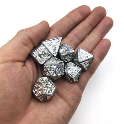 Card Edge Metal RPG Dice Ręcznie rzeźbione Trwałe dla wielościennego świata Savage