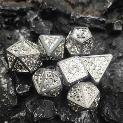 Card Edge Metal RPG Dice Ręcznie rzeźbione Trwałe dla wielościennego świata Savage