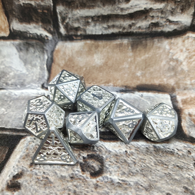 Card Edge Metal RPG Dice Ręcznie rzeźbione Trwałe dla wielościennego świata Savage