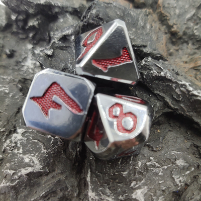 Uniwersalne małe metalowe kości czerwone kostki wielościenne do gry Dungeons And Dragons srebrno-czerwone