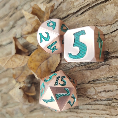 Jasnozielone, miedziane tworzywo Mini Czarne Do Dungeons And Dragons Kości RPG Wielościenne Lekkie, Ostre Krawędzie