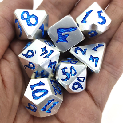 Przenośne ręcznie wylewane kości RPG Ręcznie polerowane Odporne na zużycie wielościenne 7 kości