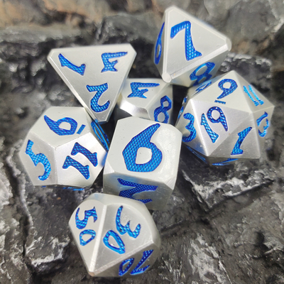 Luksusowy zestaw 7 szt. Wytrzymały do ​​gry Dungeon And Dragon Hand Wylewanie kości wielościennych Srebrno-niebieski do gry Rpg i Dnd