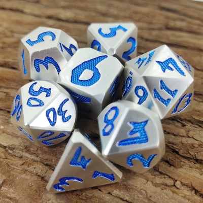 Luksusowy zestaw 7 szt. Wytrzymały do ​​gry Dungeon And Dragon Hand Wylewanie kości wielościennych Srebrno-niebieski do gry Rpg i Dnd