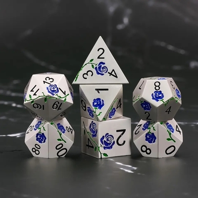 Grawerowane HD Kości Czerwone Róże Elektrolizowane Srebro Metalowe Kości Do Gry RPG