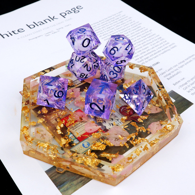 Purpurowy biały piasek płynący niebo liczba żywica wieloaspektowa gra w kości zestaw Dragon and Dungeon City dnd kości