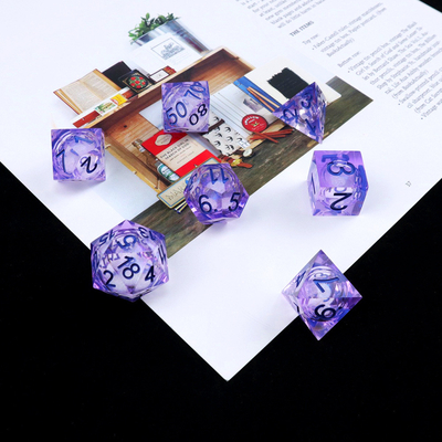 Purpurowy biały piasek płynący niebo liczba żywica wieloaspektowa gra w kości zestaw Dragon and Dungeon City dnd kości