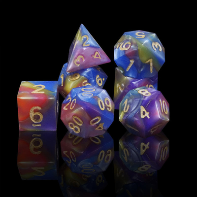 Trzy kolory marmurowej żywicy Rpg kostki z uniwersalnym logo