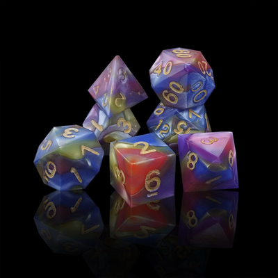 Trzy kolory marmurowej żywicy Rpg kostki z uniwersalnym logo