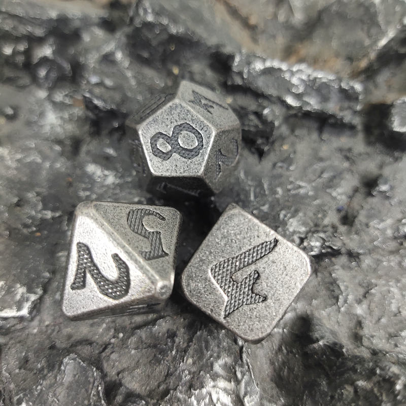 Metalowe, odporne na zużycie, ręcznie rzeźbione, metalowe kości do gier Dungeon And Dragon