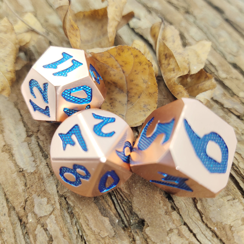 Niebieskie kości Wielościenne dostosowywanie Zestaw kości RPG OEM Ostre krawędzie RPG Kości Zinc Gold