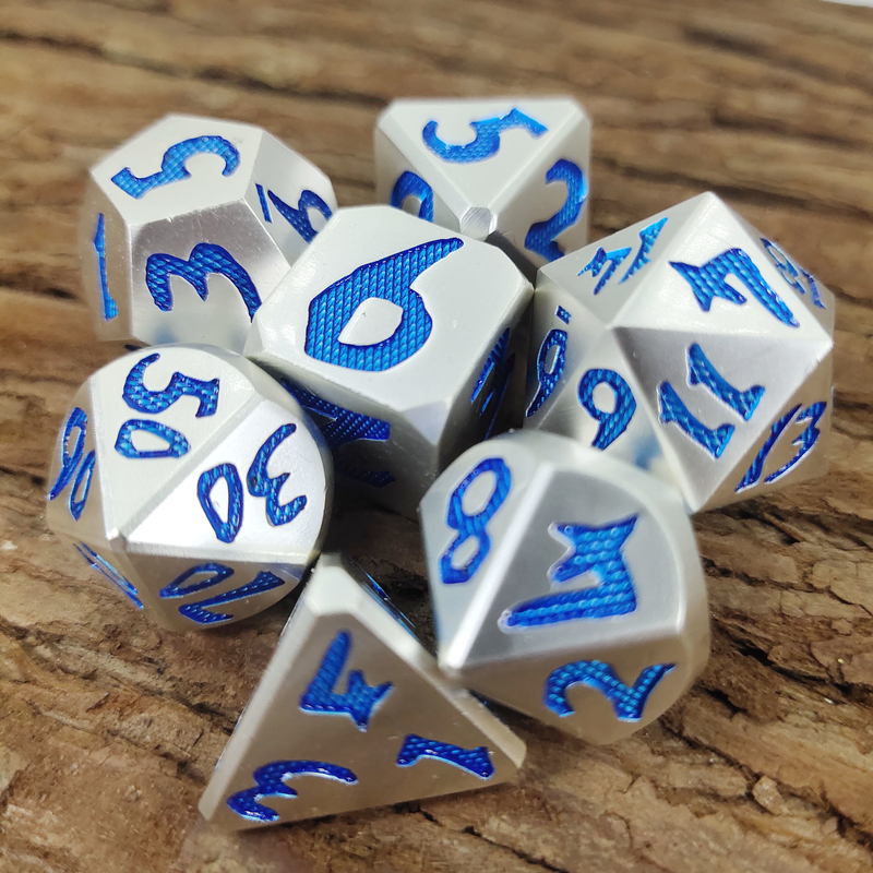 Luksusowy zestaw 7 szt. Wytrzymały do ​​gry Dungeon And Dragon Hand Wylewanie kości wielościennych Srebrno-niebieski do gry Rpg i Dnd