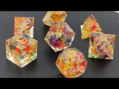 Odporna na ścieranie żywica DND kostka do gry w kości ręcznie wylewająca wielościenny ostry brzeg