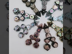 Starożytny zestaw kości metalowych z brązu w piątej osobie do gier metalowych kolorystyczne kości ze stopu ziemi